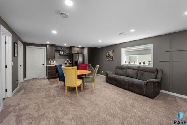 2400 W Trevi Pl Place, Sioux Falls, SD 57108
