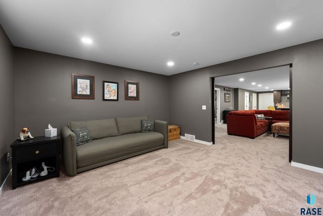 2400 W Trevi Pl Place, Sioux Falls, SD 57108