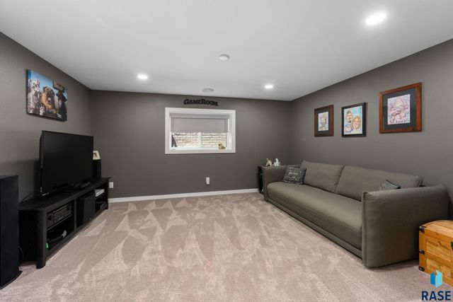 2400 W Trevi Pl Place, Sioux Falls, SD 57108