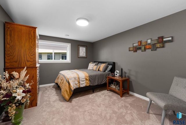 2400 W Trevi Pl Place, Sioux Falls, SD 57108