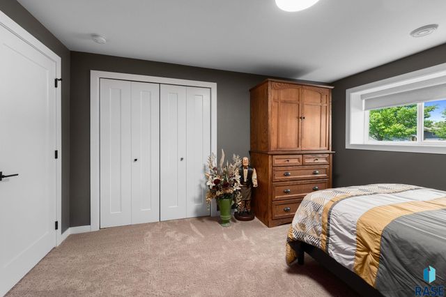 2400 W Trevi Pl Place, Sioux Falls, SD 57108