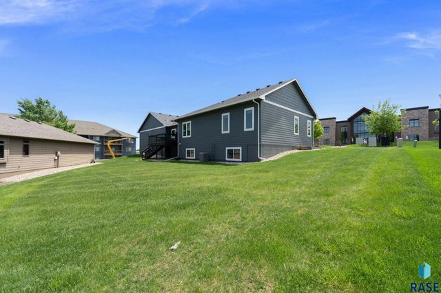 2400 W Trevi Pl Place, Sioux Falls, SD 57108
