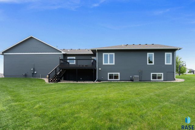 2400 W Trevi Pl Place, Sioux Falls, SD 57108