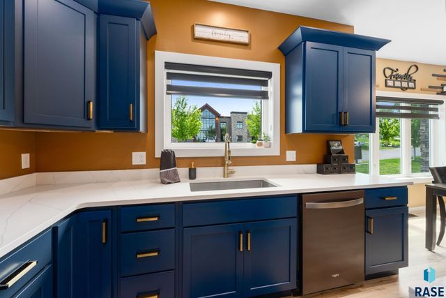 2400 W Trevi Pl Place, Sioux Falls, SD 57108