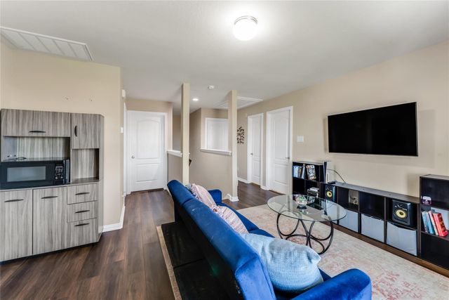 512 Forest Village Circle, La Marque, TX 77568