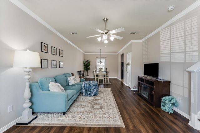512 Forest Village Circle, La Marque, TX 77568