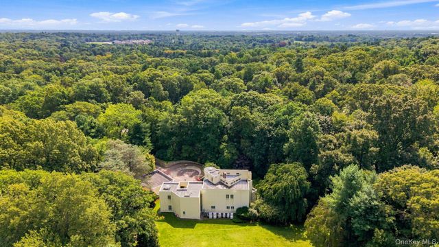 7 Mac Lean Drive, Brookville, NY 11545