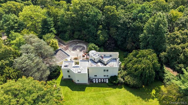 7 Mac Lean Drive, Brookville, NY 11545