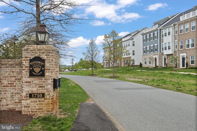 1946 GREENBRIAR HALL RD, Dumfries, VA 22026