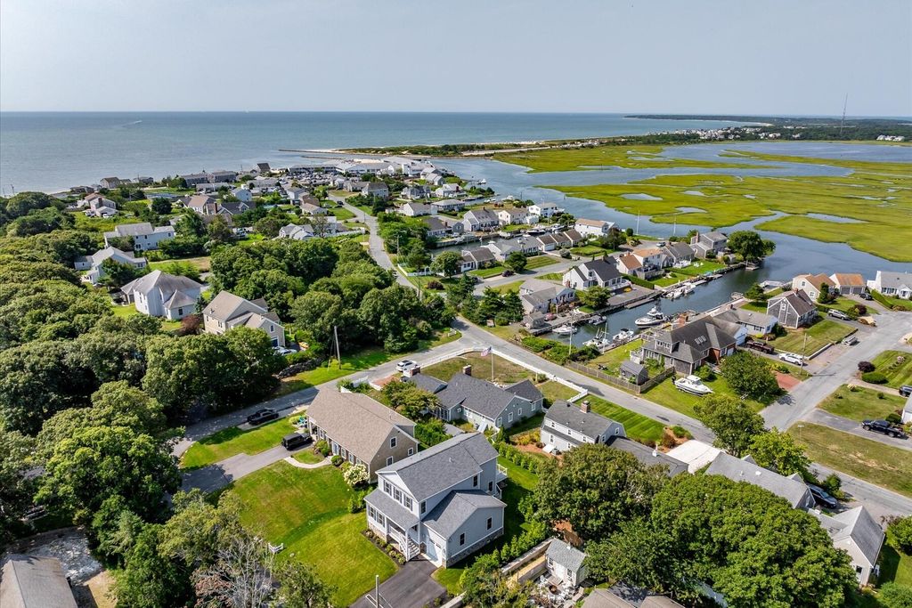 29 Parkers Neck Road, South Yarmouth, MA 02664