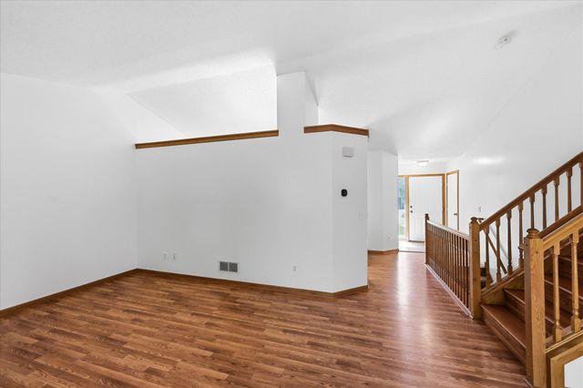 9350 Parkside Drive, Woodbury, MN 55125