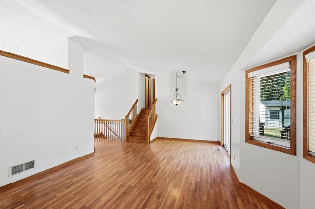 9350 Parkside Drive, Woodbury, MN 55125