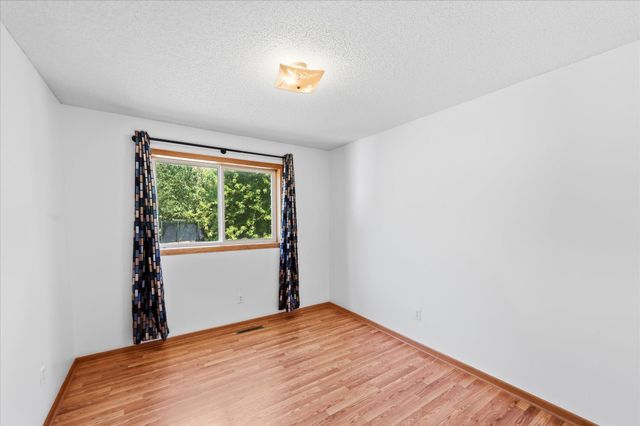 9350 Parkside Drive, Woodbury, MN 55125