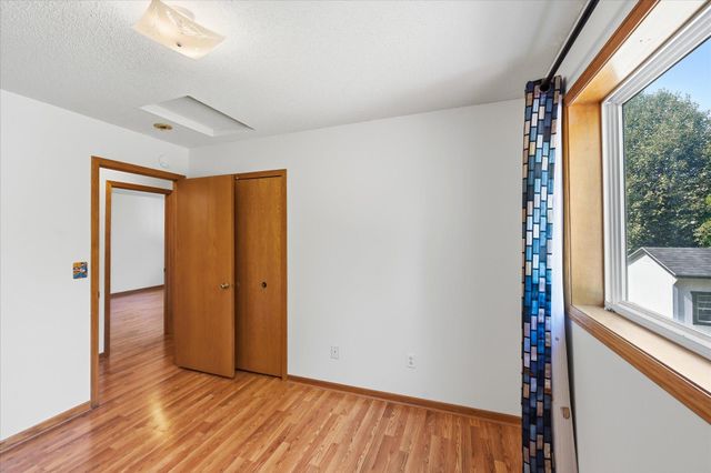 9350 Parkside Drive, Woodbury, MN 55125