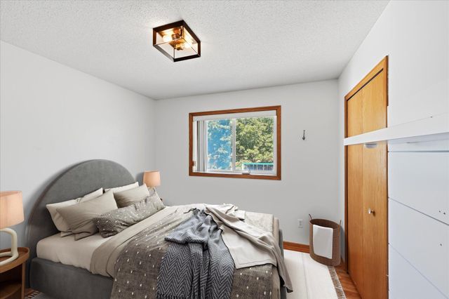 9350 Parkside Drive, Woodbury, MN 55125