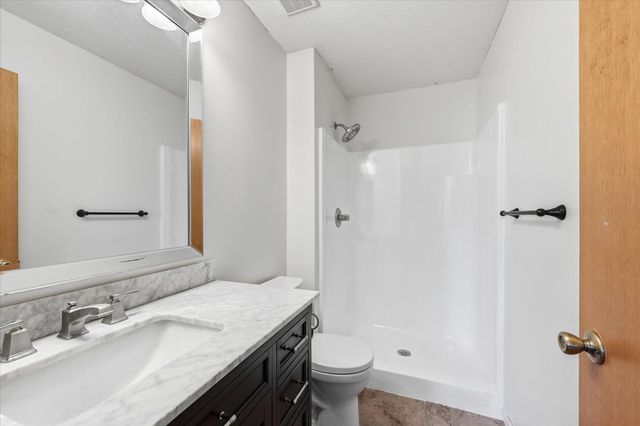 9350 Parkside Drive, Woodbury, MN 55125