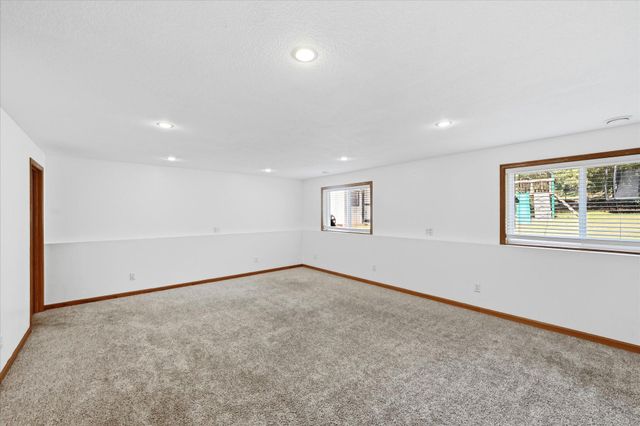 9350 Parkside Drive, Woodbury, MN 55125