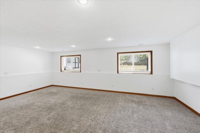 9350 Parkside Drive, Woodbury, MN 55125