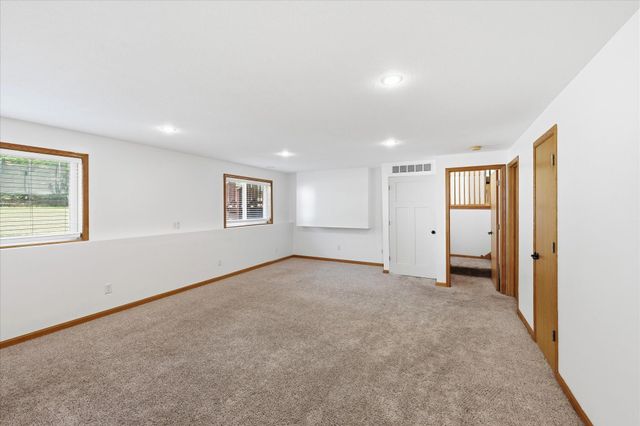 9350 Parkside Drive, Woodbury, MN 55125