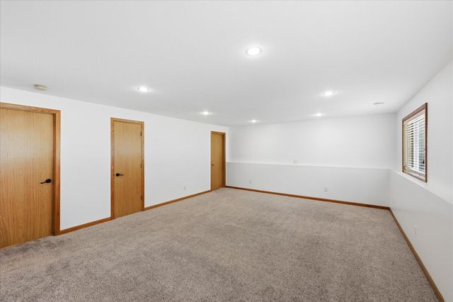 9350 Parkside Drive, Woodbury, MN 55125