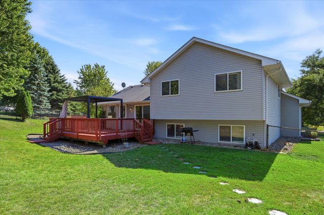 9350 Parkside Drive, Woodbury, MN 55125