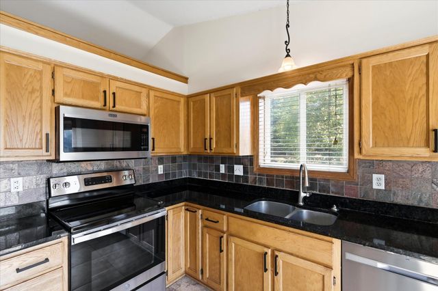 9350 Parkside Drive, Woodbury, MN 55125