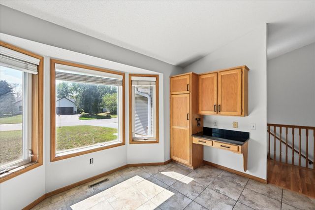 9350 Parkside Drive, Woodbury, MN 55125