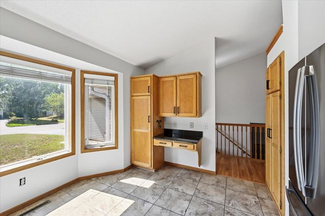9350 Parkside Drive, Woodbury, MN 55125