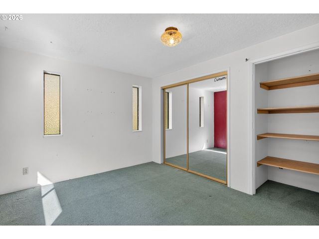 16091 S CLACKAMAS RIVER Dr, Oregon City, OR 97045