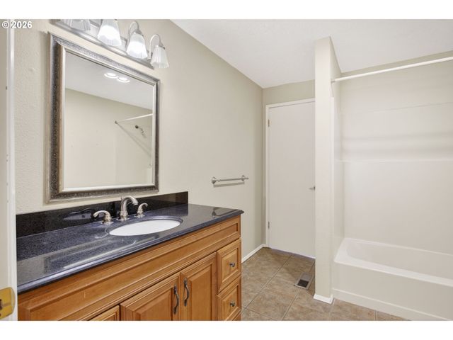 16091 S CLACKAMAS RIVER Dr, Oregon City, OR 97045