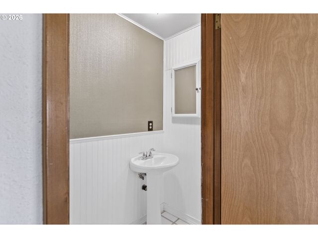 16091 S CLACKAMAS RIVER Dr, Oregon City, OR 97045