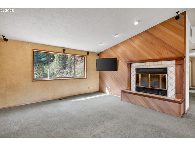 16091 S CLACKAMAS RIVER Dr, Oregon City, OR 97045