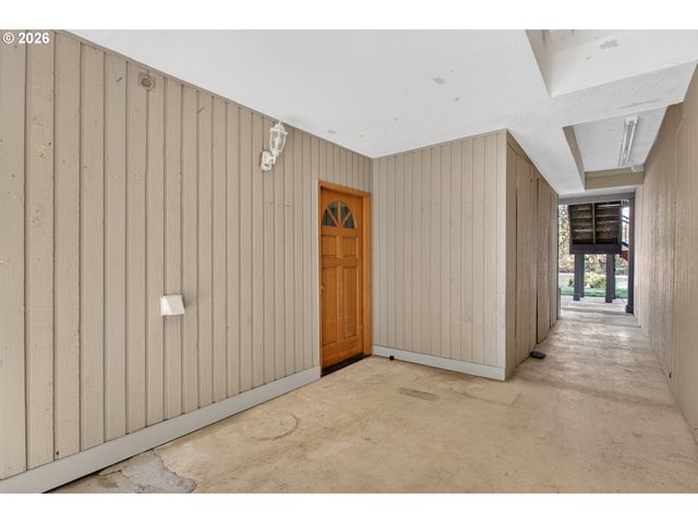 16091 S CLACKAMAS RIVER Dr, Oregon City, OR 97045