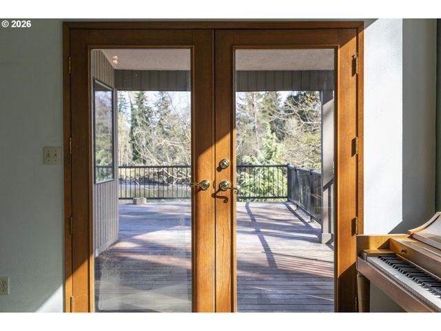 16091 S CLACKAMAS RIVER Dr, Oregon City, OR 97045