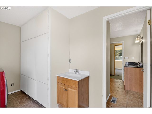 16091 S CLACKAMAS RIVER Dr, Oregon City, OR 97045