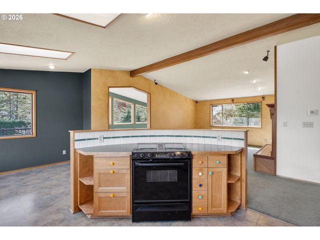 16091 S CLACKAMAS RIVER Dr, Oregon City, OR 97045