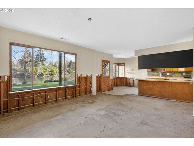 16091 S CLACKAMAS RIVER Dr, Oregon City, OR 97045