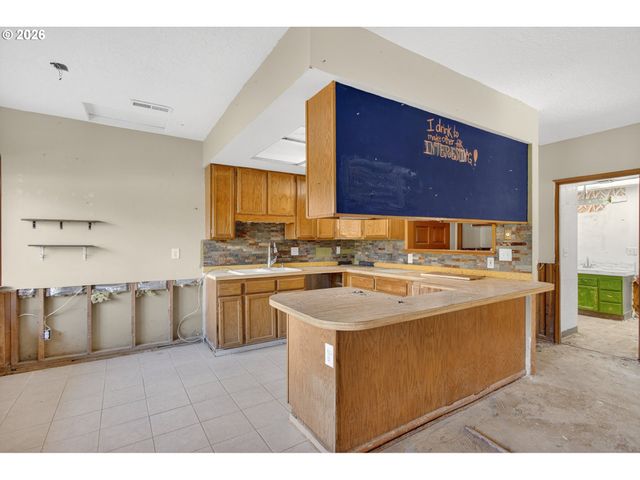 16091 S CLACKAMAS RIVER Dr, Oregon City, OR 97045