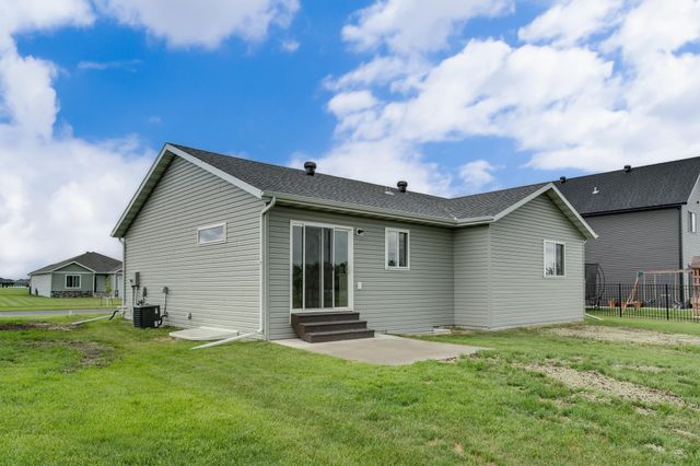 10126 Burgundy Drive, Horace, ND 58047