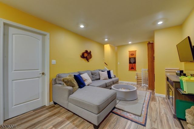 11 Brookside Hts, Wanaque Boro, NJ 07465