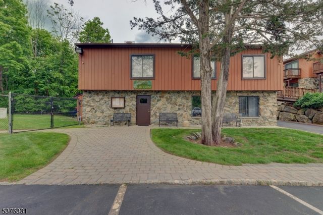 11 Brookside Hts, Wanaque Boro, NJ 07465