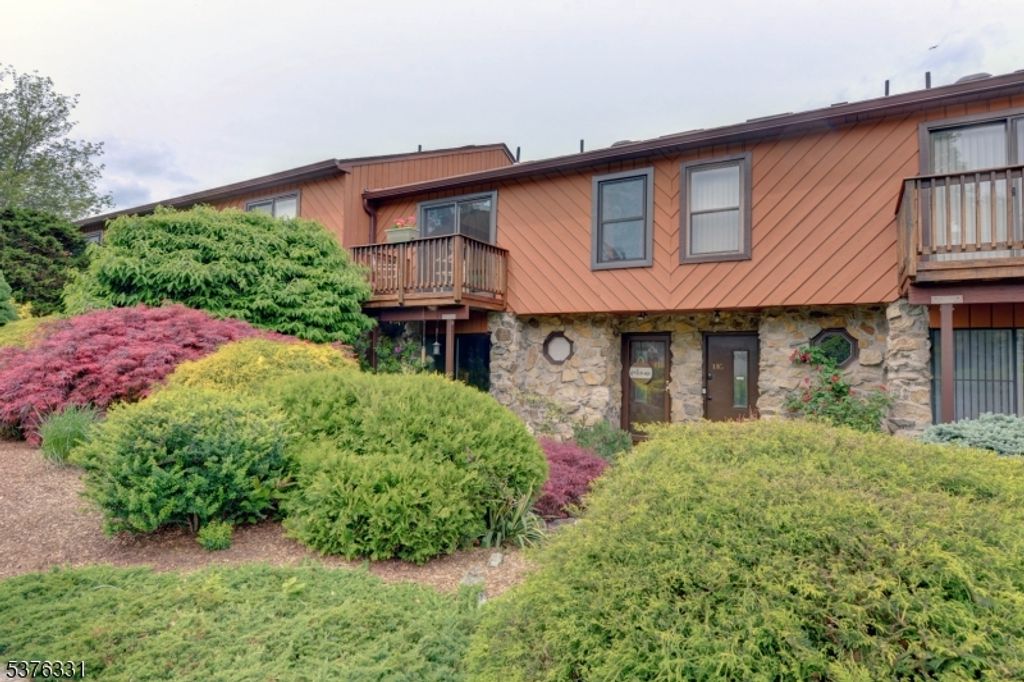 11 Brookside Hts, Wanaque Boro, NJ 07465