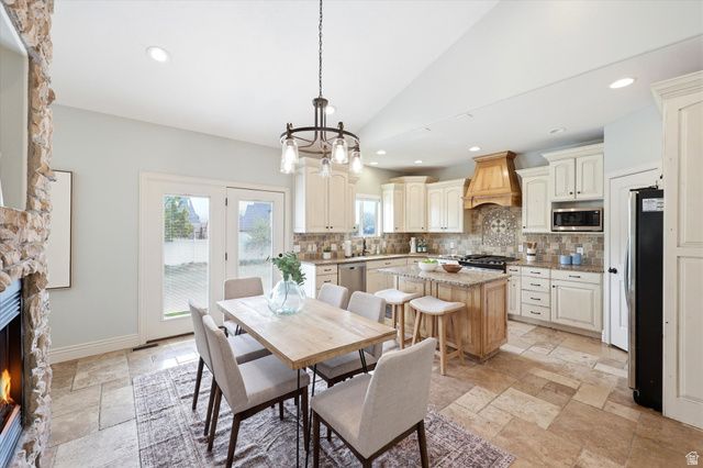 977 W WHITE WULFF DR, Bluffdale, UT 84065