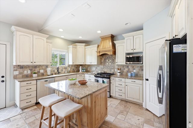 977 W WHITE WULFF DR, Bluffdale, UT 84065