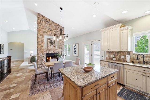 977 W WHITE WULFF DR, Bluffdale, UT 84065