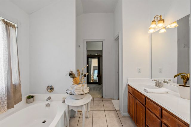 221 Whitestone Way, Weatherford, TX 76085