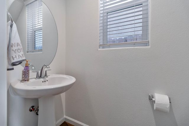 915 Winchell Way W, Madera, CA 93636