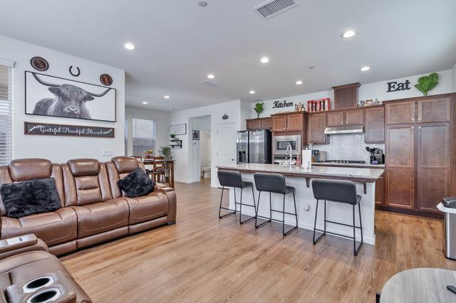915 Winchell Way W, Madera, CA 93636