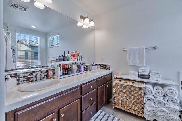 915 Winchell Way W, Madera, CA 93636