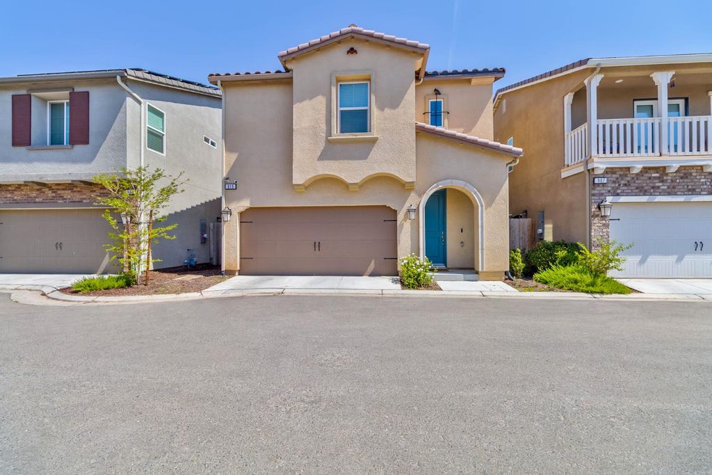 Image 10 of property listing at 915 Winchell Way W, Madera, CA 93636